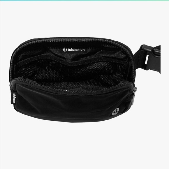 🍋NWT-Lululemon Athletica Everywhere Belt Bag, Black, 7.5 x 5 x 2 inches - Picture 2 of 4
